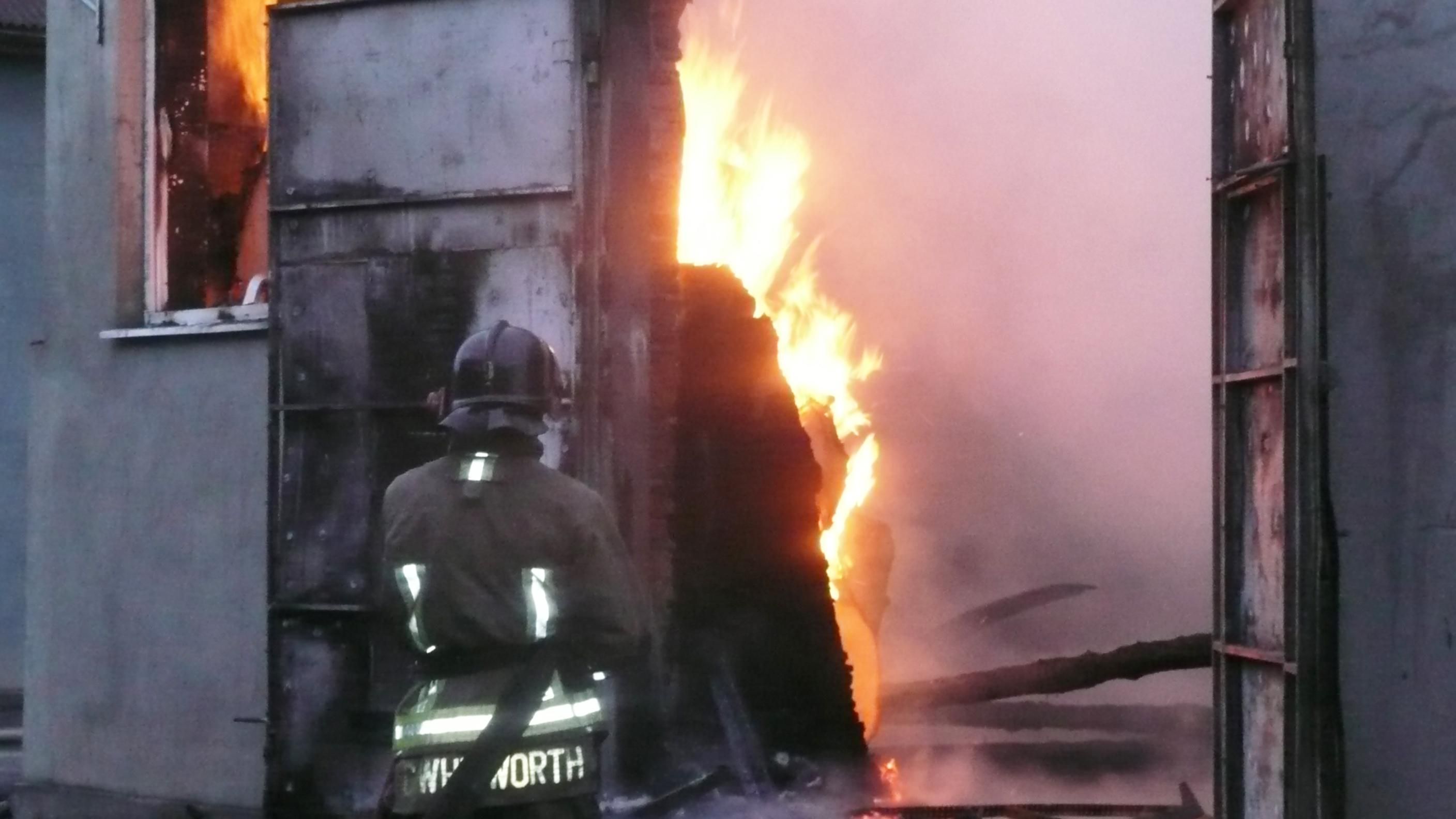 В Одессе горел бывший завод "Микрон": фото и видео