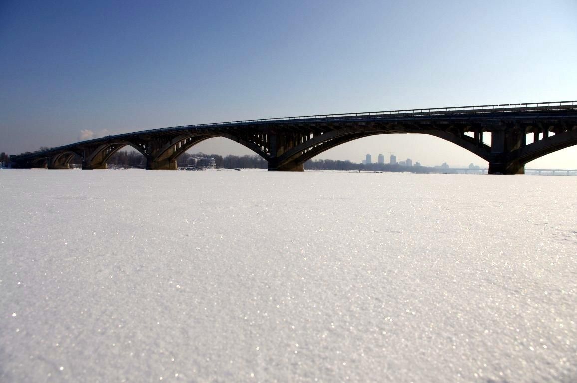 У Києві з Дніпра дістали обмерзле тіло чоловіка У Києві з Дніпра дістали обмерзле тіло чоловіка