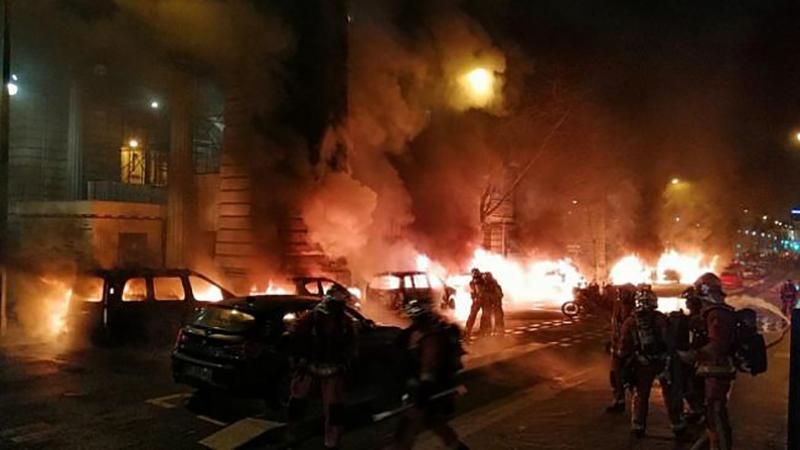 После акции "желтых жилетов" загорелись авто возле штаб-квартиры популярной газеты во Франции