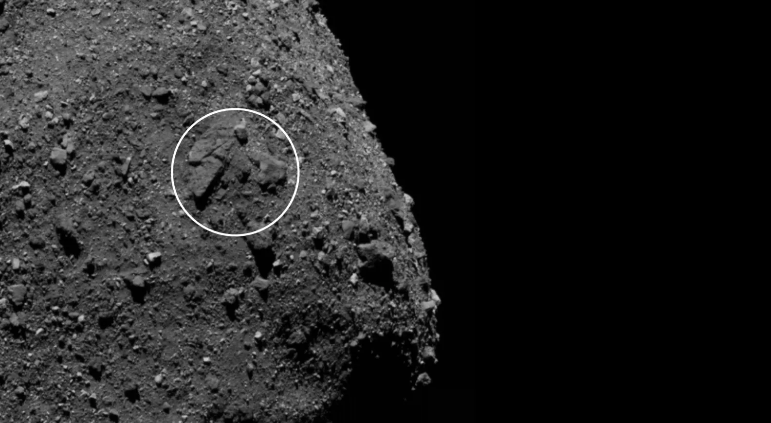 Група скель на поверхні астероїда Бенну