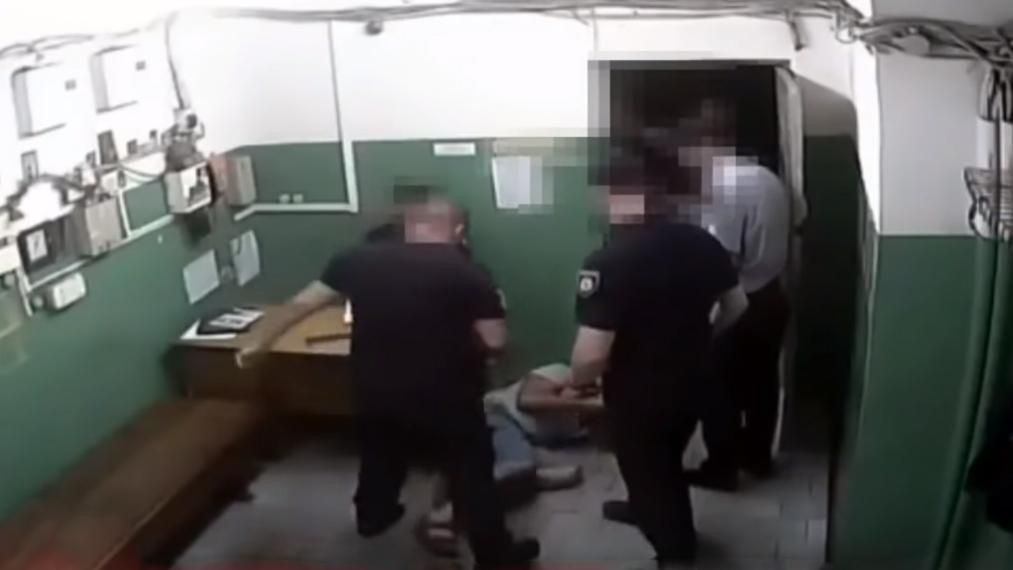 Звери в погонах: суд отпустил полицейских, которые шантажировали и били людей в метро Харькова
