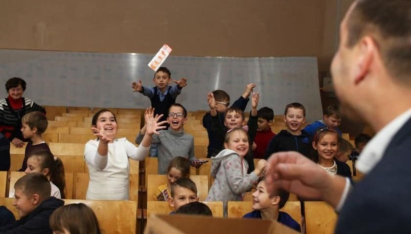 Цинічні Санта-Клауси: як депутати жбурлялися новорічними подарунками в дітей Цинічні Санта-Клауси: як депутати жбурлялися новорічними подарунками в дітей