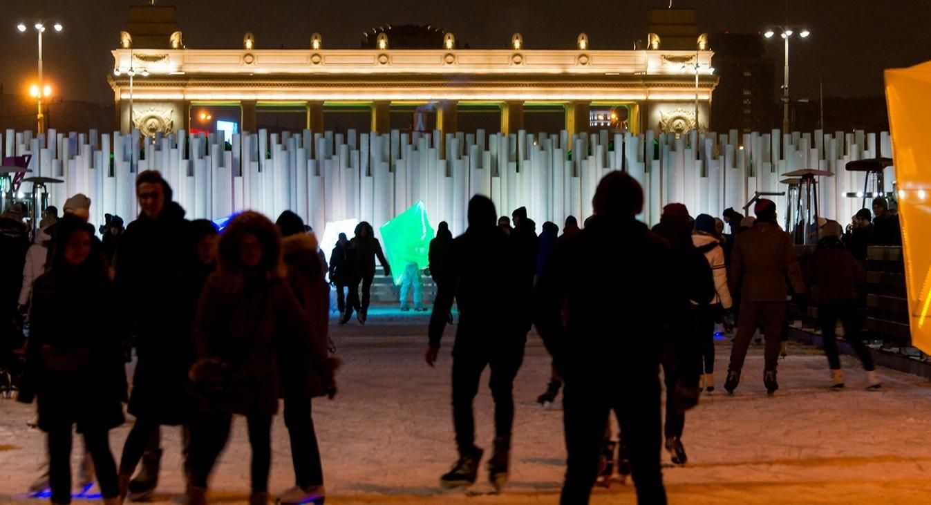 В Москве обрушился мост над катком, есть пострадавшие В Москве обрушился мост над катком, есть пострадавшие