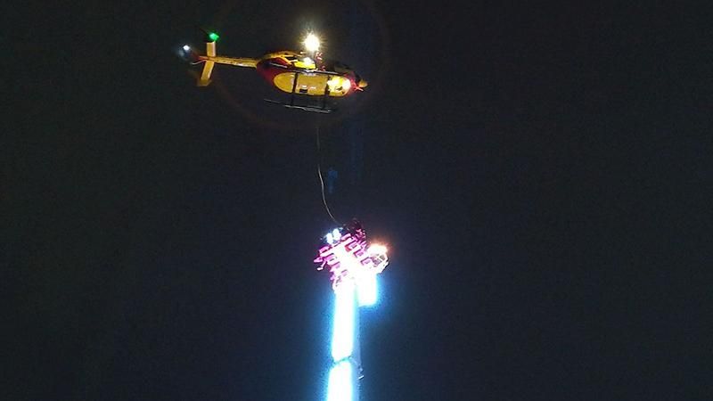 У Франції застряг атракціон з відвідувачами на висоті 52 метрів: фото і відео У Франції застряг атракціон з відвідувачами на висоті 52 метрів: фото і відео