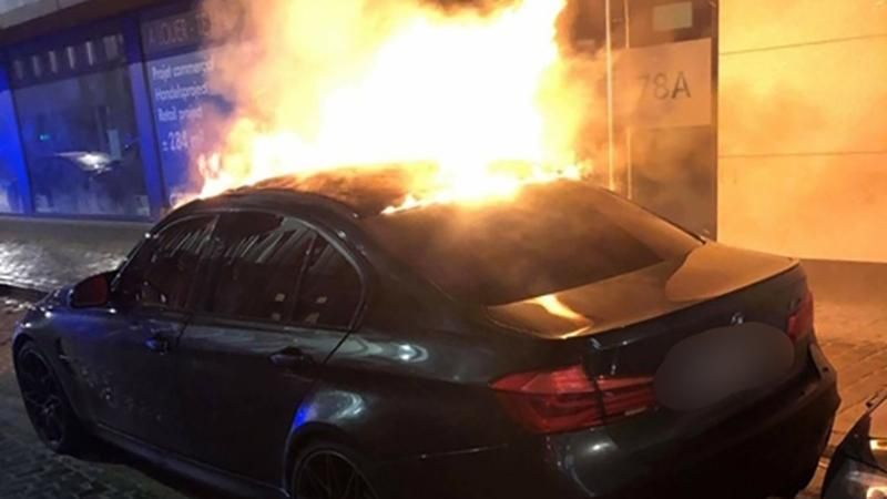 Новогодние разбойники в Брюсселе сожгли елку, напали на пожарных и ограбили аптеку