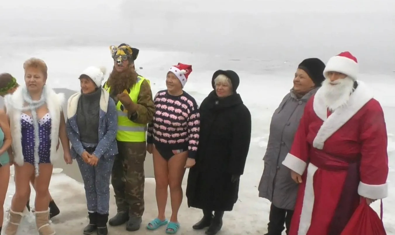 Черкаські пенсіонери купалися у крижаній воді у перший день Нового року