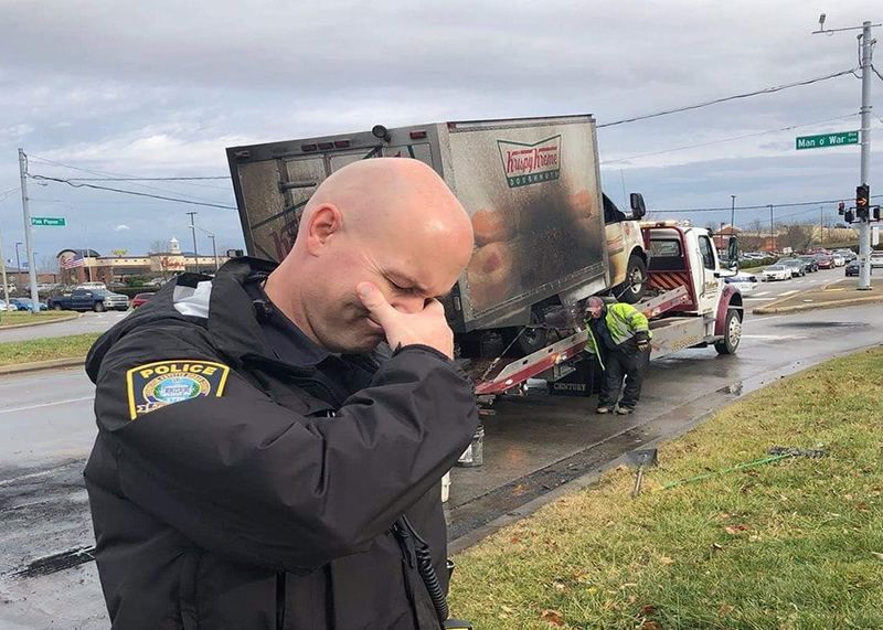 В США полицейские подавлены потерей грузовика с пончиками: забавные фото