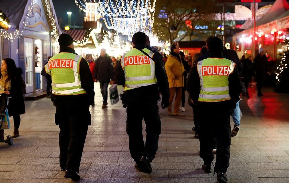 Мужчина умышленно наехал на группу людей на западе Германии Мужчина умышленно наехал на группу людей на западе Германии