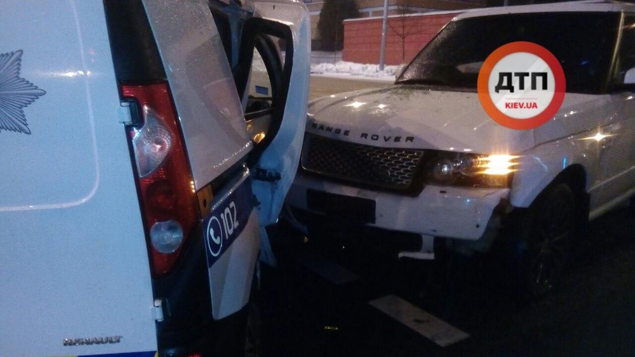 Позашляховик влетів в авто патрульної поліції у Києві: фото і відео