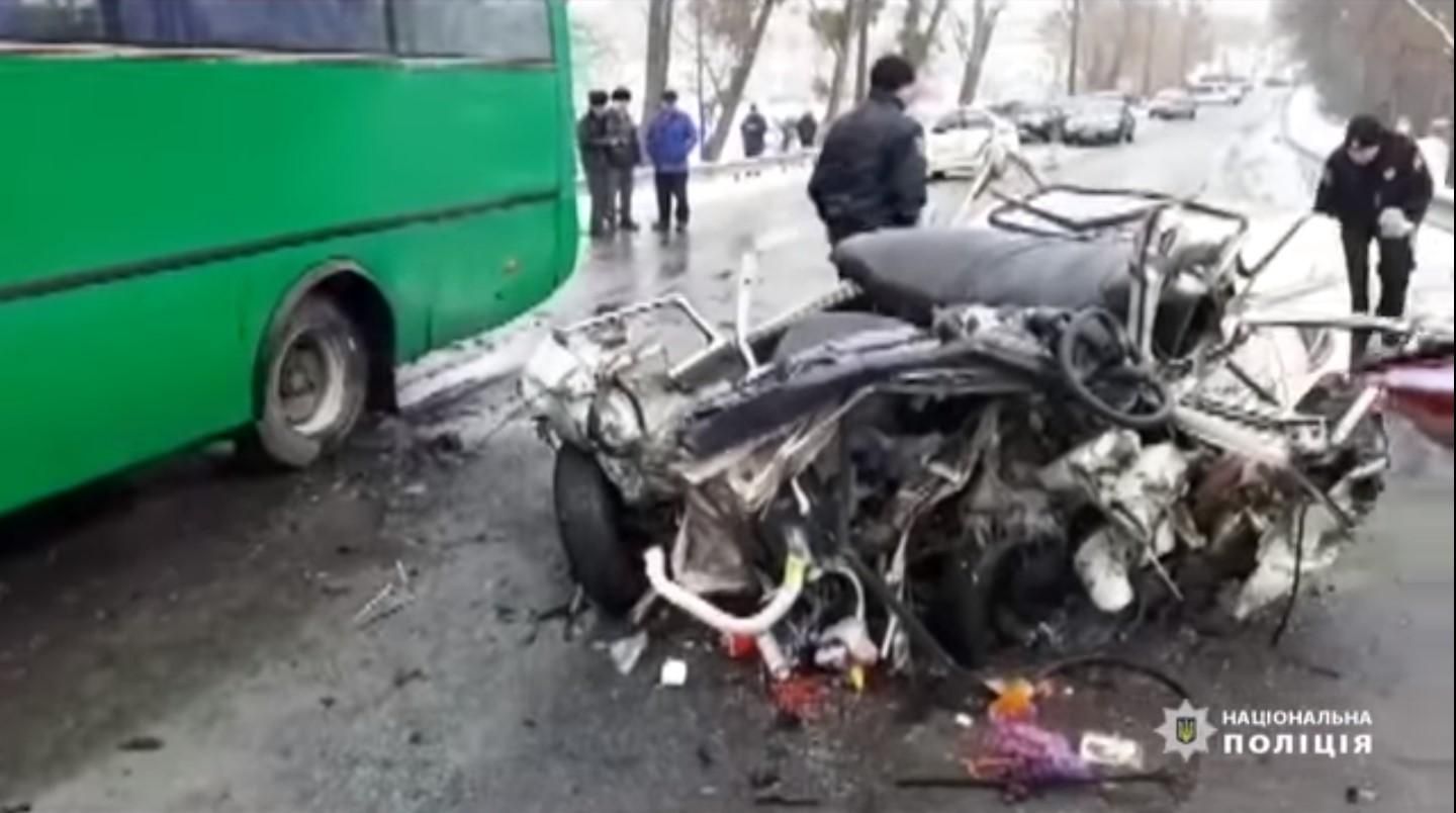 На Киевщине произошло ДТП с участием автобуса и автомобиля: от "Запорожца" остался металлолом