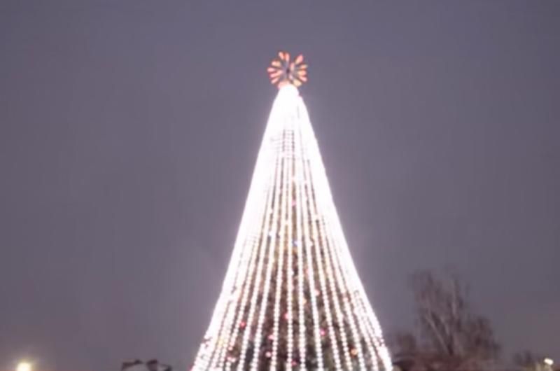 Чоловіку, який видерся на головну ялинку Борисполя, загрожує ув'язнення: заява поліції Чоловіку, який видерся на головну ялинку Борисполя, загрожує ув'язнення: заява поліції