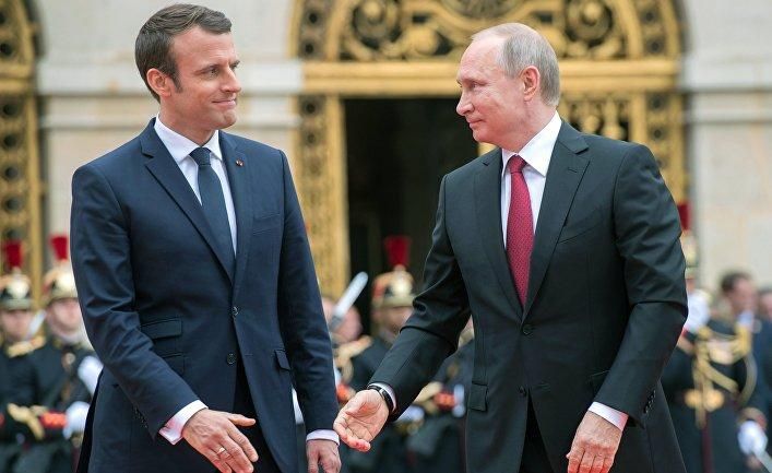 Телефонный разговор Путина и Макрона: французский лидер призвал РФ освободить пленных моряков