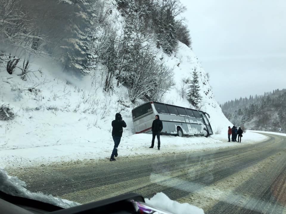 По дороге в Карпаты произошло ДТП с туристическим автобусом: фото