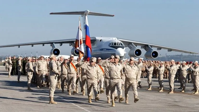 Парад російської армії на авіабазі 