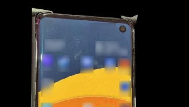 Первое "живое" фото Samsung Galaxy S10 обнародовал инсайдер Первое "живое" фото Samsung Galaxy S10 обнародовал инсайдер