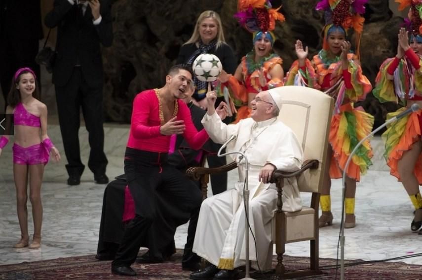 Папа Римський продемонстрував, що вміє крутити м'яч на пальці: яскраве відео Папа Римський продемонстрував, що вміє крутити м'яч на пальці: яскраве відео
