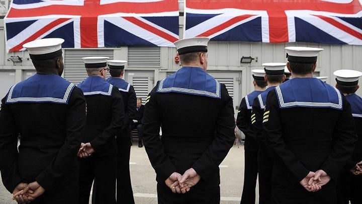Великобритания перебросила военный корабль в Ла-Манш, чтобы не допустить мигрантов в страну