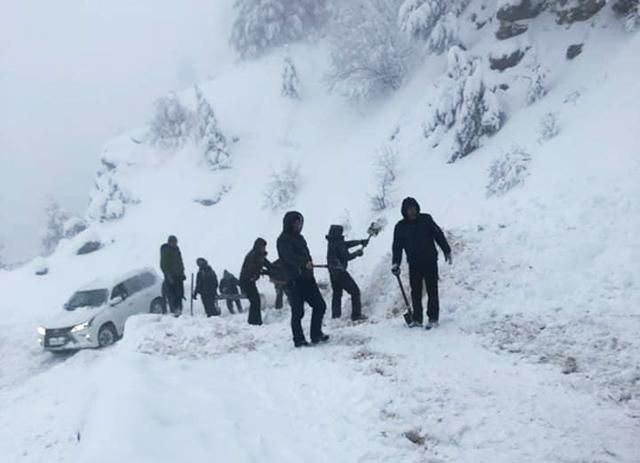 В Крыму сошла лавина: на дороге застряли более 100 автомобилей