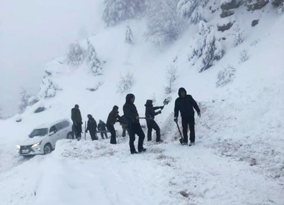 В Крыму сошла лавина: на дороге застряли более 100 автомобилей В Крыму сошла лавина: на дороге застряли более 100 автомобилей