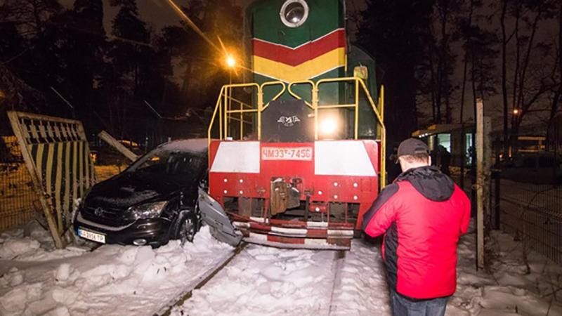 У Києві потяг протаранив автомобіль Honda: фото і відео