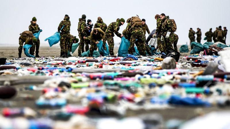 У Нідерландах на узбережжя викинуло сотні товарів із загублених у морі контейнерів