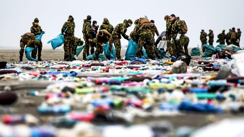 В Нидерландах на побережье выбросило сотни товаров из потерянных в море контейнеров