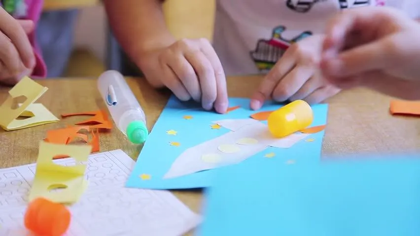 Якщо дитині не подобається малювати, вивчайте предмети за допомогою вирізання з паперу