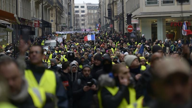 Во Франции продолжаются мирные акции протеста "желтых жилетов",которые недовольны правительством