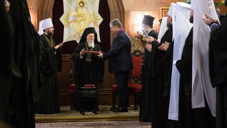 Порошенко нагородив патріарха Варфоломія орденом та запросив його в Україну Порошенко нагородив патріарха Варфоломія орденом та запросив його в Україну