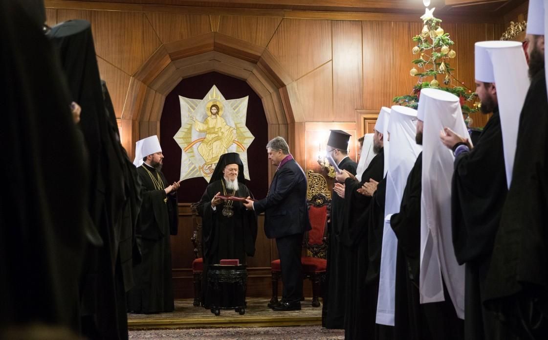 Порошенко наградил патриарха Варфоломея орденом и пригласил его в Украину Порошенко наградил патриарха Варфоломея орденом и пригласил его в Украину