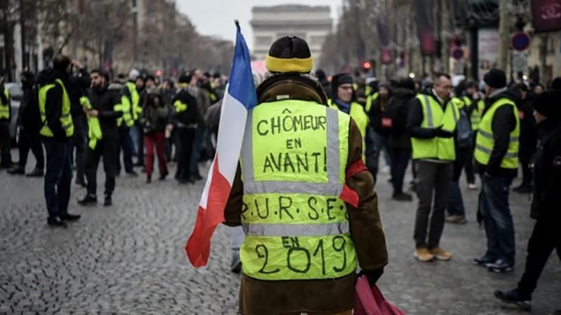 Знову сутички: поліція застосувала сльозогінний газ проти "жовтих жилетів" у Парижі – відео