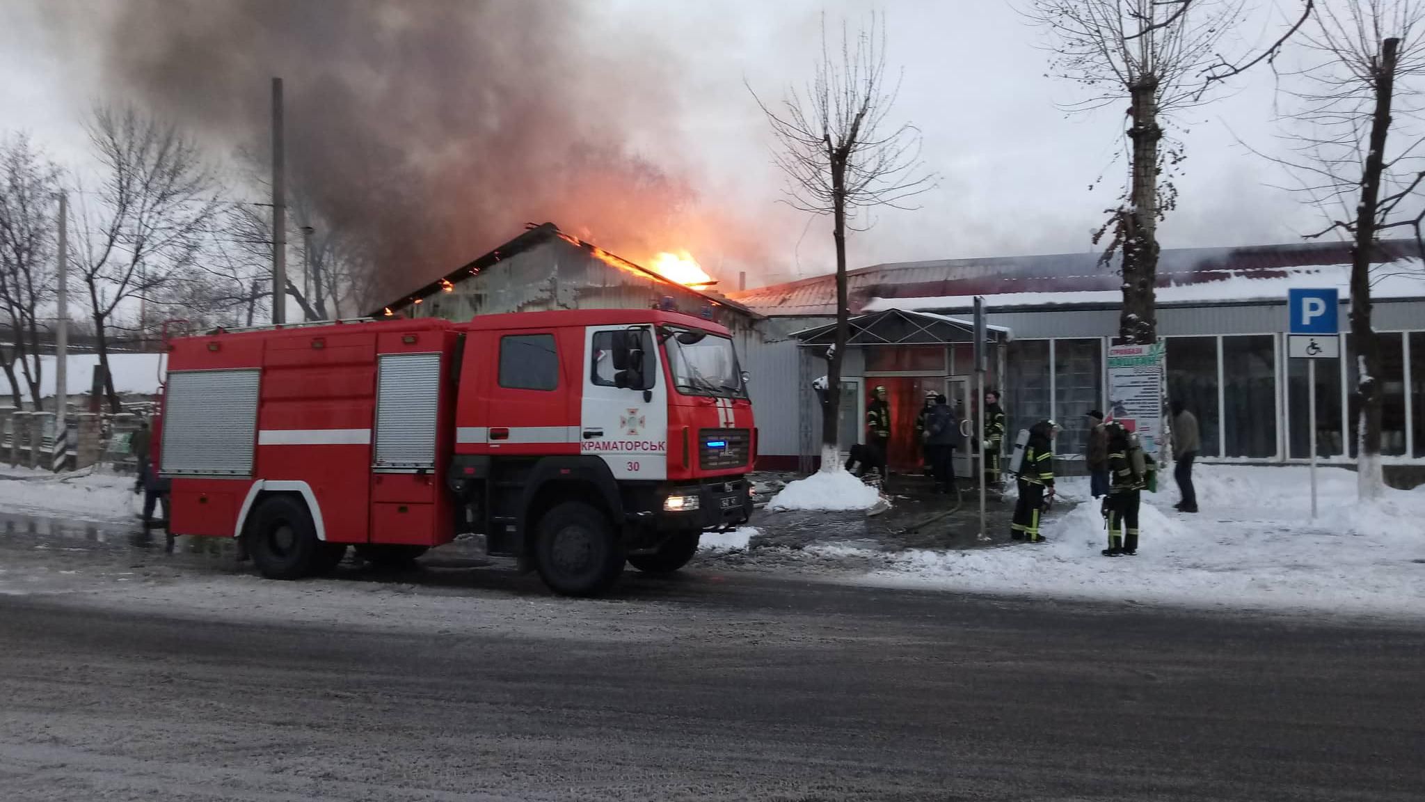 Серьезный пожар произошел в Краматорске: фото и видео с места события