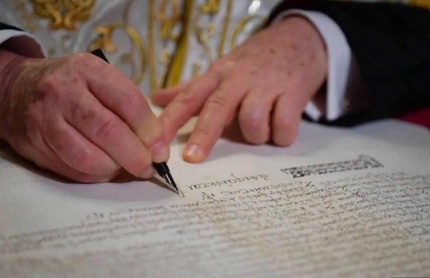 Після підписання Томосу присутні в один голос заспівали українську колядку: зворушливе відео Після підписання Томосу присутні в один голос заспівали українську колядку: зворушливе відео