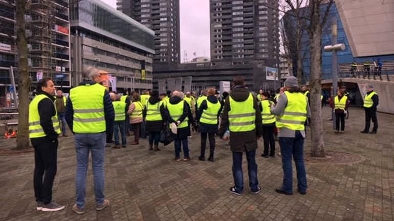 Сотня "желтых жилетов" вышла на мирный протест в Нидерландах