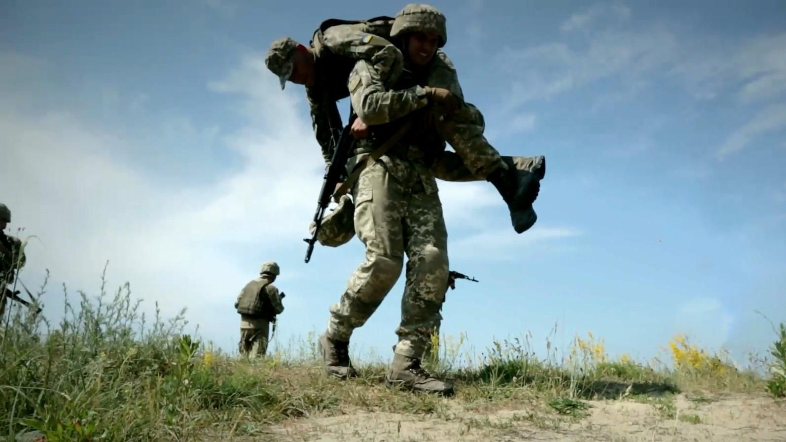 Які безпощадні іспити долають українські курсанти, аби їм дозволили стрибнути з парашутом: відео Які безпощадні іспити долають українські курсанти, аби їм дозволили стрибнути з парашутом: відео