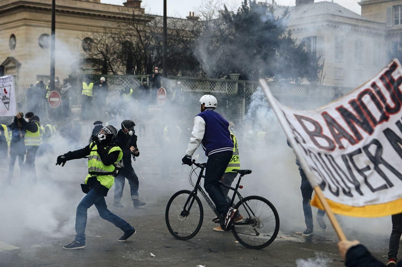 Протесты "желтых жилетов" в Париже: митингующие атаковали офис спикера правительства