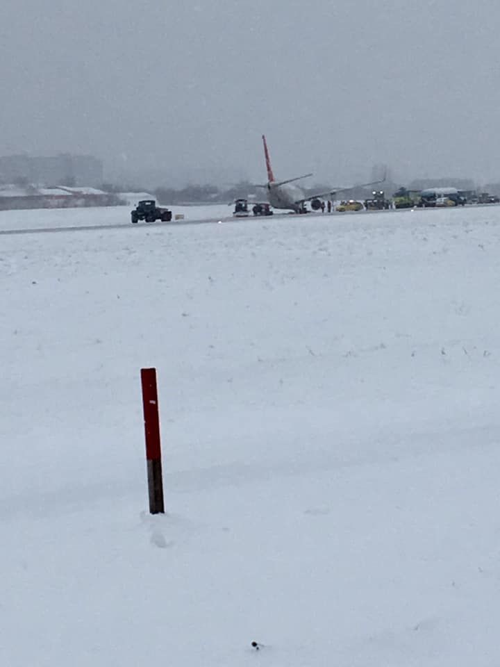 Инцидент с самолетом в аэропорту Львова: аэропорт приостановил работу
