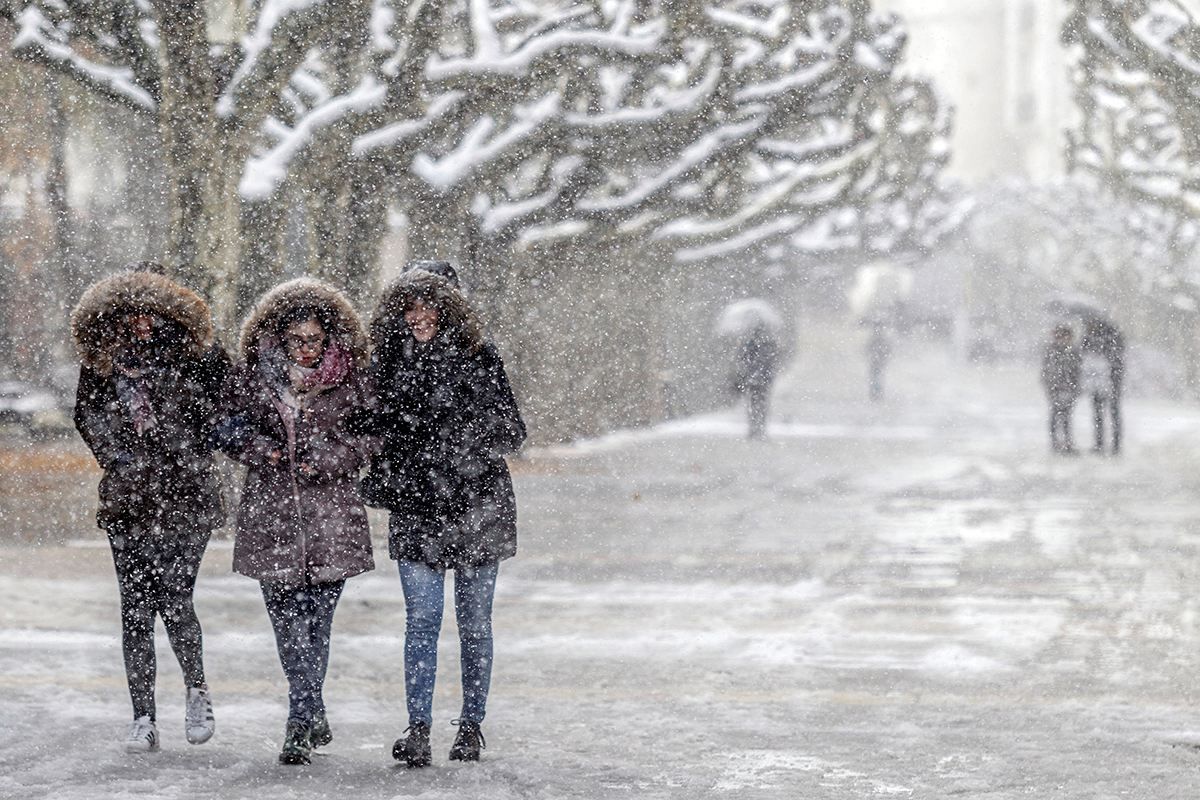 Европу засыпало снегом: какие страны страдают от непогоды