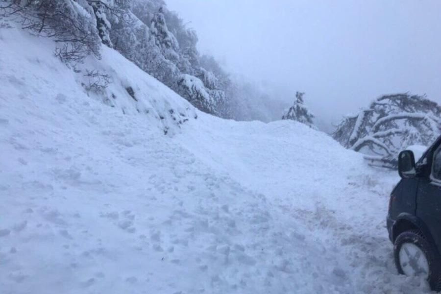 Негода в окупованому Криму: 11 туристів потрапили у снігову пастку