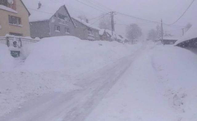 Словаччину засипало снігом: вражаючі фото та відео