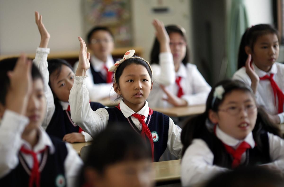 В китайских школах ввели "умную" форму: что она умеет