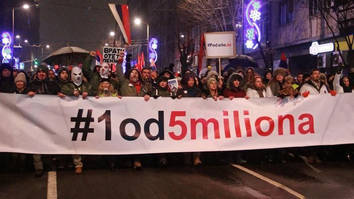 Массовые протесты в Сербии: президента Вучича обвиняют в авторитаризме Массовые протесты в Сербии: президента Вучича обвиняют в авторитаризме