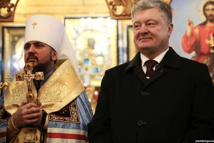 Порошенко разом із Епіфанієм вніс до Софійського собору Томос Порошенко разом із Епіфанієм вніс до Софійського собору Томос
