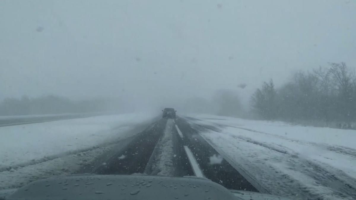 Потужні снігопади в Україні: де "Укравтодор" обмежив рух транспорту Потужні снігопади в Україні: де "Укравтодор" обмежив рух транспорту