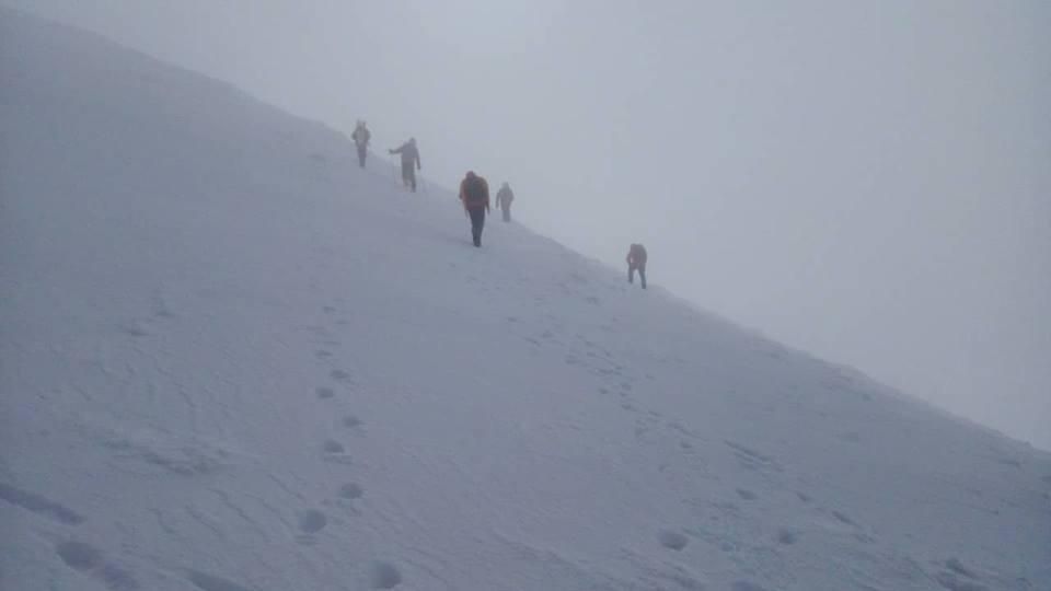 У Карпатах знайшли одного із загублених туристів, його товариша досі шукають У Карпатах знайшли одного із загублених туристів, його товариша досі шукають