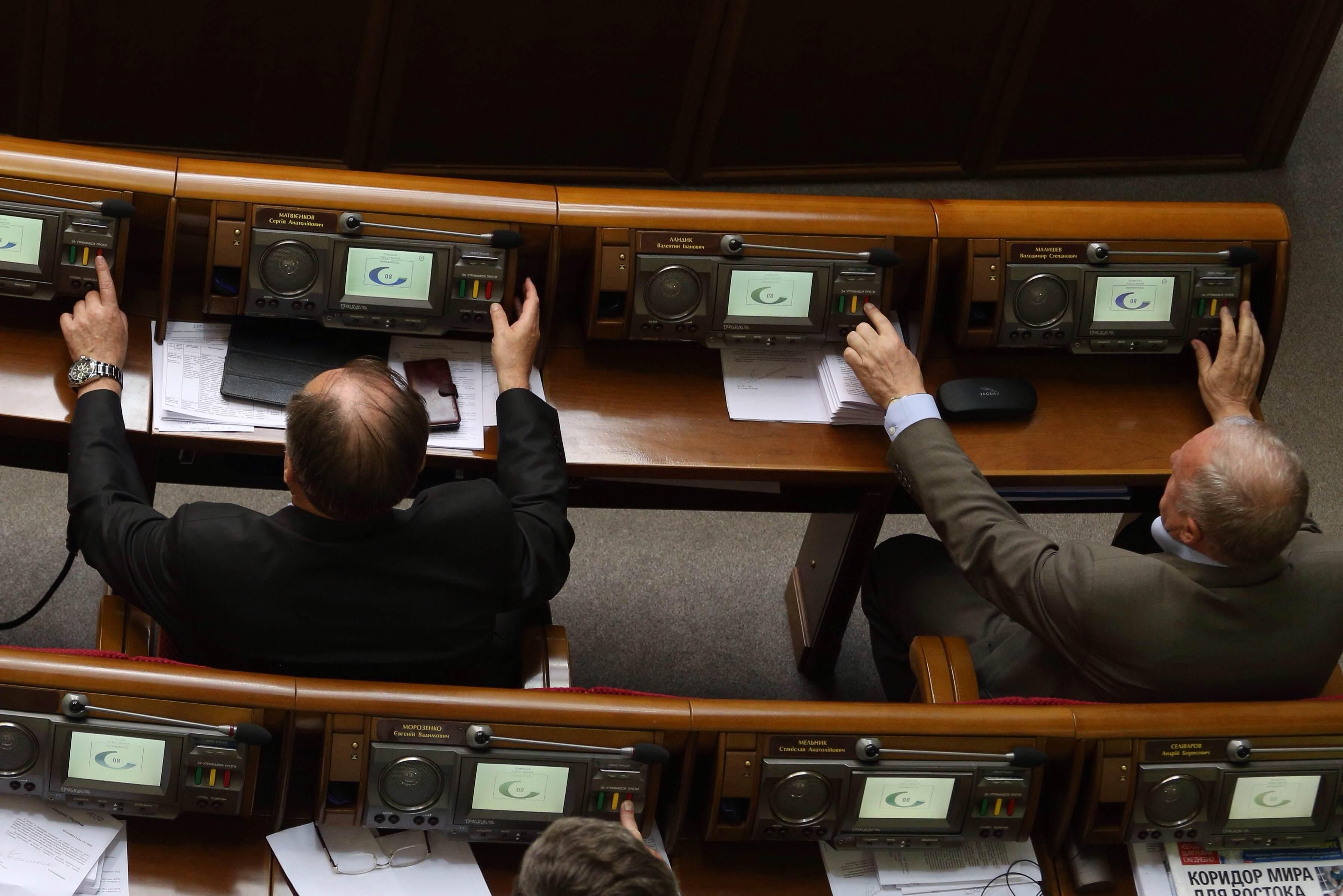 Одразу за шістьох: хто з народних депутатів найчастіше кнопкодавив під час голосувань у Раді