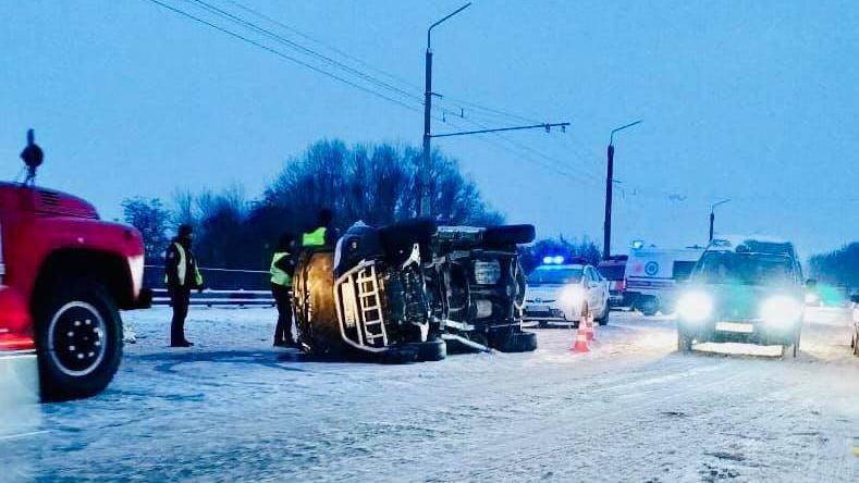 На Франківщині сталась смертельна ДТП: від потужного удару позашляховик перекинуло На Франківщині сталась смертельна ДТП: від потужного удару позашляховик перекинуло