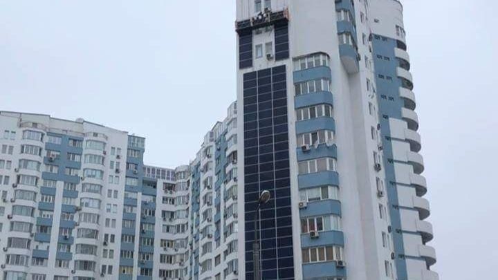 На многоэтажке в Киеве установили солнечную электростанцию: чем уникален дом