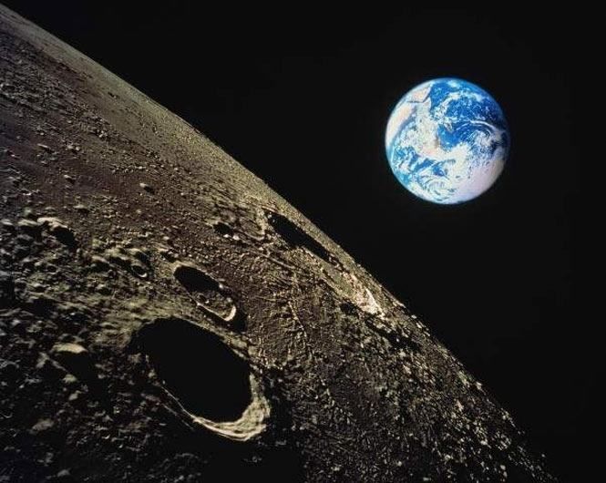 Космічні перегони: хто встигне першим на Місяць?