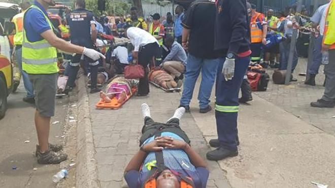 У ПАР зіткнулися два потяги, є загиблі та сотні постраждалих: фото з місця трагедії